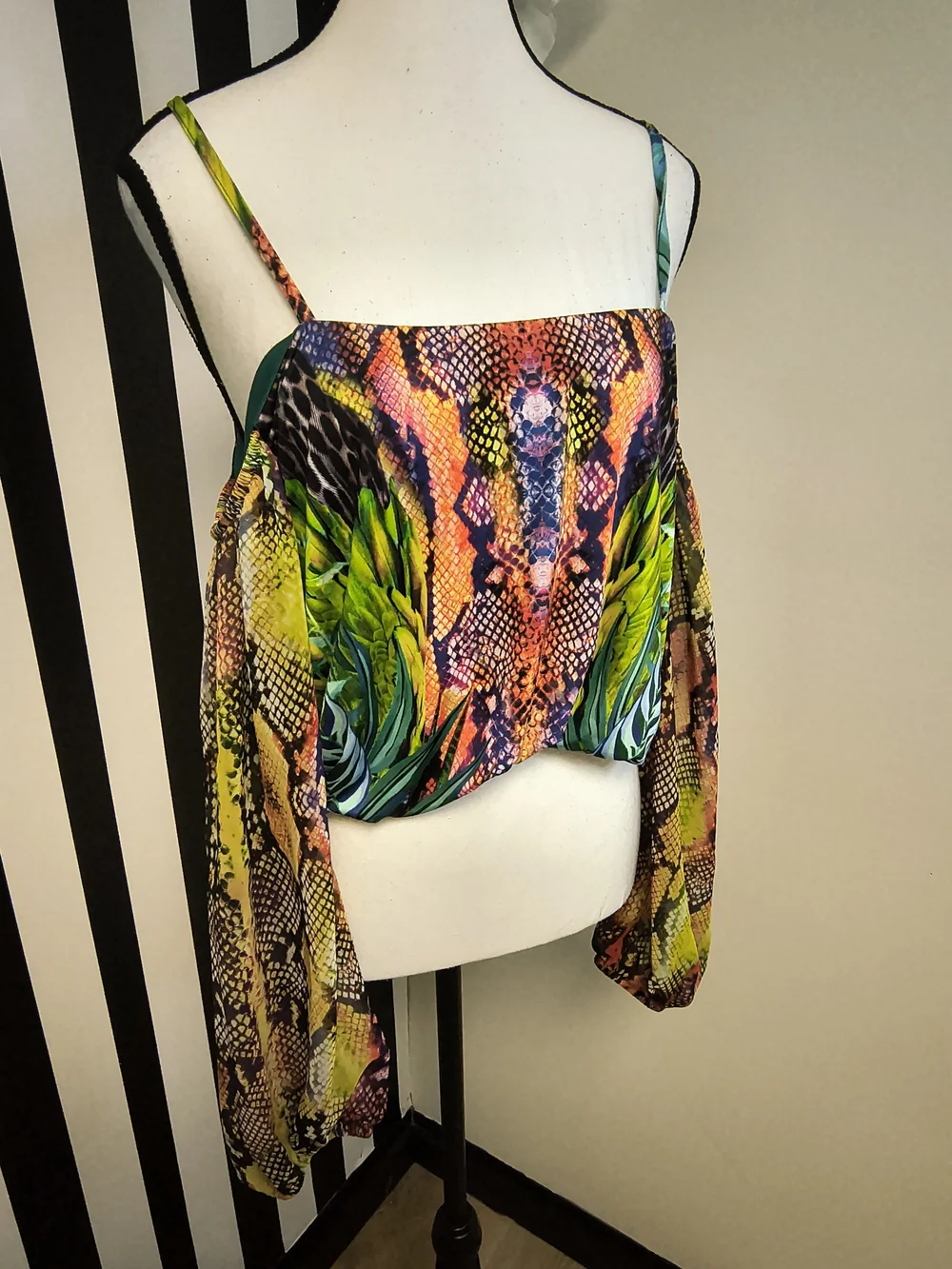 Venus Cold-Shoulder Cropped Print Top in Multicolor Size S - Picture 3 of 4